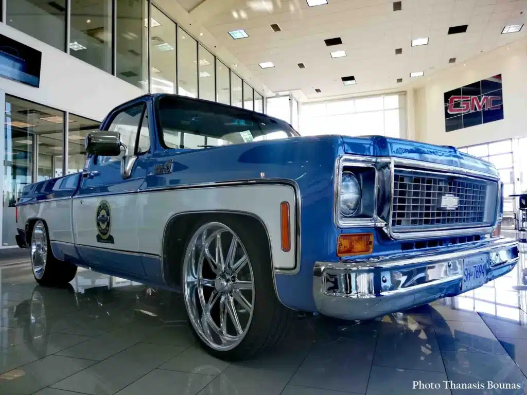 Workhorses with Heart Tow Trucks and Ambulances in Canada’s Golden Motoring Age - Photo Βy Thanasis Bounas