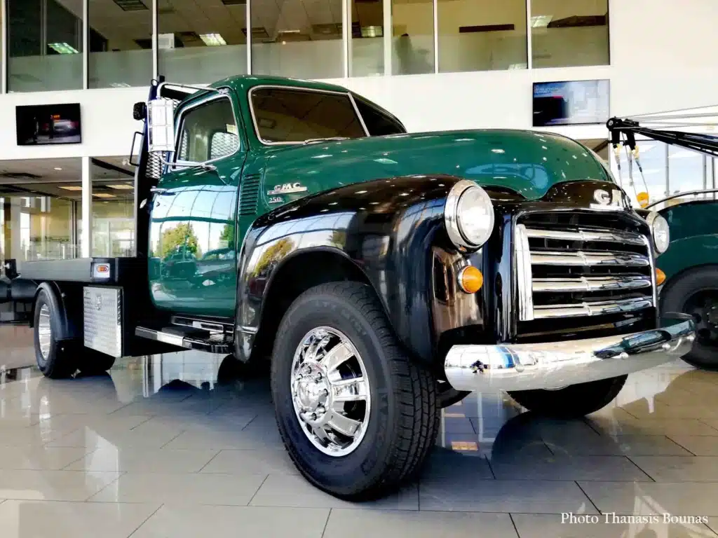 Workhorses with Heart Tow Trucks and Ambulances in Canada’s Golden Motoring Age - Photo Βy Thanasis Bounas